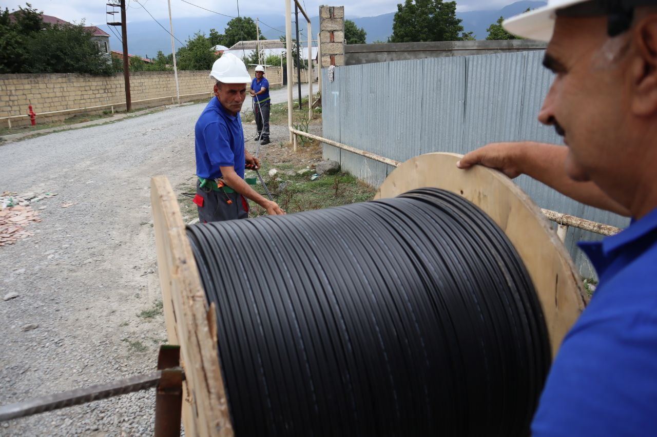 Fiberoptik kabellərin çəkilməsi ,splitterlərin quraşdırılıb tam hazır vəziyyətə gətirilməsi